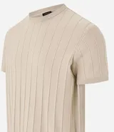 Remera de manga corta color beige, con cuello redondo y tejido texturizado acanalado.