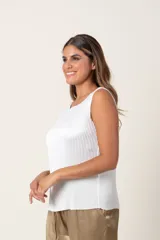 Musculosa negra plisada italiana con escote redondo.