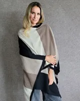 Ruana de lana con diseño a rayas horizontales en tonos beige y marrón.