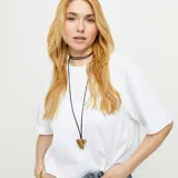 Collar largo con hilo de seda negro y dije de alas de ángel en aleación de metales bañada en oro de 18k.