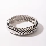 Brazalete rígido plateado con diseño acanalado.