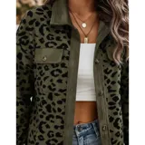 Sobre camisa de pana con estampado animal print, cuello camisero, mangas largas y cierre frontal con botones.