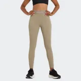 Calza deportiva de tiro alto, color beige, ajustada al cuerpo, con banda elástica en la cintura que lleva el logo de New Balance.