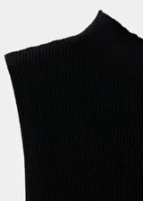 Top sin mangas de cuello perkins y diseño entallado, confeccionado en tejido de punto con un volante de algodón en el bajo.