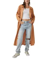 Tapado largo color ladrillo, con cuello camisero, cierre frontal con botones y bolsillos laterales.