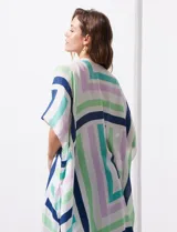 Kimono tejido con estampado a rayas verticales en tonos azul, verde y lila, con mangas amplias estilo japonés y terminación con borlas en el ruedo.