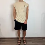 Musculosa color beige con cuello redondo y estampado con texto en japonés en el pecho.