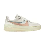 Championes Nike Air Force 1 Shadow, modelo de plataforma con diseño en capas. Presenta una base en tono crema con detalles en rosa pastel y celeste en los swooshes laterales. Suela de goma con tecnología Air para mayor amortiguación.