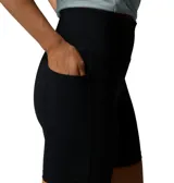 Short calza deportivo Columbia Loneridge de color negro, con diseño ajustado de tiro alto y tecnología hidroabsorbente Omni-Wick, confeccionado en tejido elástico en cuatro direcciones.