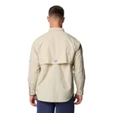 Camisa de manga larga Columbia modelo Bahama II, color beige, diseñada para actividades al aire libre. Presenta cuello abotonado, dos bolsillos frontales con solapa, ventilación trasera forrada en malla y pestañas para sujetar las mangas enrolladas.