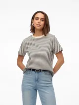 Remera de manga corta con hombros caídos y cuello redondo, confeccionada en tejido de punto de algodón orgánico con diseño de rayas horizontales.