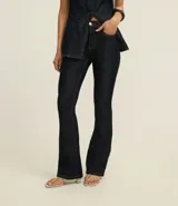 Pantalón bootcut de jeans raw con cintura alta, bolsillos delanteros y traseros, cierre con botón y cremallera.