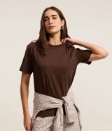 Remera básica de algodón color marrón, con cuello redondo y mangas cortas de corte clásico.