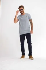 Pantalón cargo azul marino de corte recto con múltiples bolsillos y cierre de botón y cremallera.