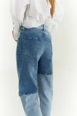 Pantalón de jean con diseño patchwork en diferentes tonos de azul.