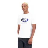 Remera de manga corta New Balance color blanco, con cuello redondo y estampa frontal con el logo de la marca y la leyenda Athletic Gear.