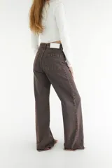 Pantalón de jean color marrón con corte recto y terminación desflecada.