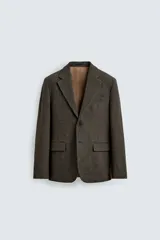 Blazer de corte regular confeccionada en tejido de lana. Presenta cuello con solapas de muesca, cierre frontal de un botón, bolsillos de solapa en la cadera y bolsillo de vivo en el pecho.