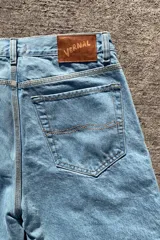 Pantalón de jean celeste de corte amplio y estilo baggy.