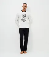 Pijama largo compuesto por una remera de manga larga blanca con cuello redondo en contraste y estampa frontal de Mickey Mouse, y un pantalón largo liso de color negro con cintura elástica.