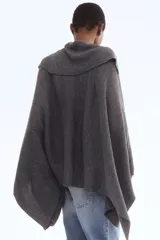 Capa de punto acanalado en color gris oscuro, con diseño holgado, cuello ancho y solapas delanteras.