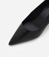 Zapato estilo scarpin con taco anabela de 5 cm, confeccionado en poliuretano con acabado liso y punta fina. Diseño minimalista y cerrado, ideal para uso diario o formal.