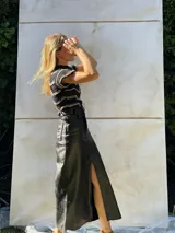 Falda midi color avellana con abertura lateral y cintura alta.