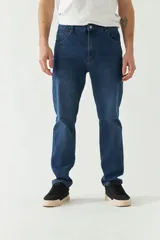 Jean negro de corte slim, con tiro medio, cinco bolsillos y cierre con cremallera y botón. Confeccionado en denim de algodón con spandex.