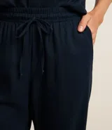 Pantalón de viscosa y lino color azul marino, de corte palazzo con lazo en la cintura.