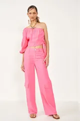 Pantalón cargo de tiro alto color rosado, con bolsillos laterales con solapa y corte ancho.