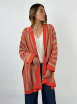 Saco abierto tejido a rayas verticales azules y grises, con mangas largas y corte holgado.