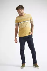 Pantalón chino de gabardina con corte skinny, bolsillos laterales y traseros, y cierre frontal con botón y cremallera.