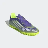 Championes de fútbol Adidas F50 Club, color violeta con detalles en blanco y amarillo flúor.