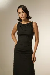 Top sin mangas color bordó, confeccionado en poliamida, con cuello recto y detalle de frunces laterales que le otorgan un ajuste al cuerpo.