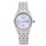 Reloj análogo Casio para mujer, con caja y pulsera de acero inoxidable plateado. Presenta una esfera azul claro con marcadores de hora en tono oro rosado y ventana de día/fecha a las 3.