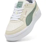 Championes Puma CA Pro color arena con detalles en verde y rosa. Zapatillas de estilo urbano con suela blanca y cordones blancos.
