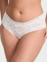 Bombacha tipo cheeky confeccionada en encaje blanco con diseño floral, tiro bajo y bordes festoneados.