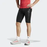 Calza corta de running para hombre, color negro, con ajuste ceñido y ligeramente compresivo. Presenta un cordón en la cintura elástica y bolsillos discretos con tres compartimentos.
