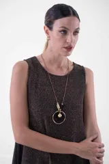 Vestido corto de lurex marrón con destellos dorados, sin mangas y silueta evasé.