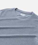 Remera de hombre marca Marfinno, con textura horizontal, cuello redondo y mangas cortas, de corte regular.