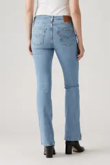 Pantalón de jean de tiro alto y corte bootcut, color celeste claro.