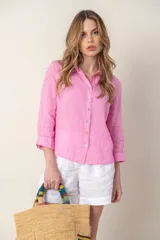 Camisa color coral de lino con cuello clásico, manga 3/4 y cierre frontal con botones.