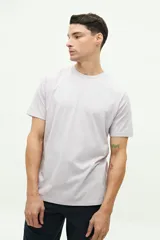 Remera negra de manga corta con ajuste regular y logo estampado en el pecho.