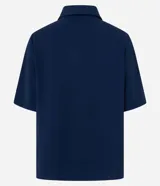 Camisa azul marino de tela airflow texturizada, con cuello clásico, mangas cortas con pliegues, cierre frontal abotonado y dos bolsillos de parche con solapa en el pecho.