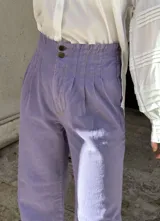 Pantalón wide leg de jean color lila, con tiro alto, pinzas en la pretina y elástico en la cintura.