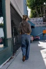 Sudadera de manga larga con capucha ajustable mediante cordones, bolsillo frontal tipo canguro y puños y ruedo en tejido rib.