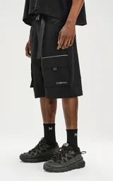 Bermuda negra de calce relax-fit, confeccionada en nylon y spandex, con tejido repelente al agua. Presenta cintura con elástico y cordón de ajuste, bolsillos delanteros con fuelle y grandes bolsillos cargo laterales con tapa. Incluye un cinturón de cinta ajustable con hebilla de plástico.