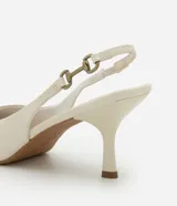 Zapato slingback color blanco hueso, con punta fina, tacón kitten y tira trasera ajustable con hebilla dorada.