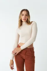 Polera negra de cuello alto y manga larga, de corte ajustado.