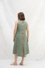 Vestido midi color beige de lino, sin mangas y con escote redondo.